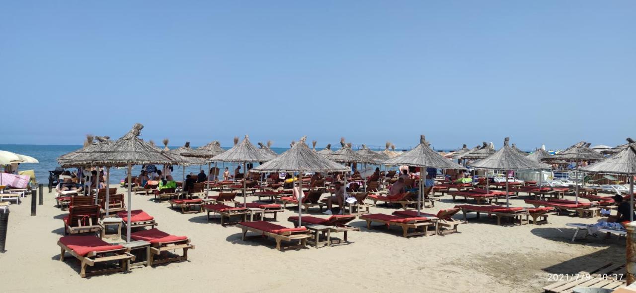 Luxury Beach Apartment In Qerret Голем Екстериор снимка